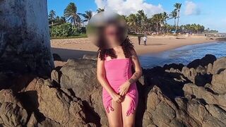 EXIBINDO MEUS MEUS PEITO E MINHA BUCETINHA NA PRAIA E ESTRANHO PASSADO - porn video