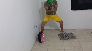 I WAS DOING MY EXERCISE ROUTINE AND MY STEPMOTHER CAME TO ENTERTAIN ME WITH HER BUTTOCKS - porn video